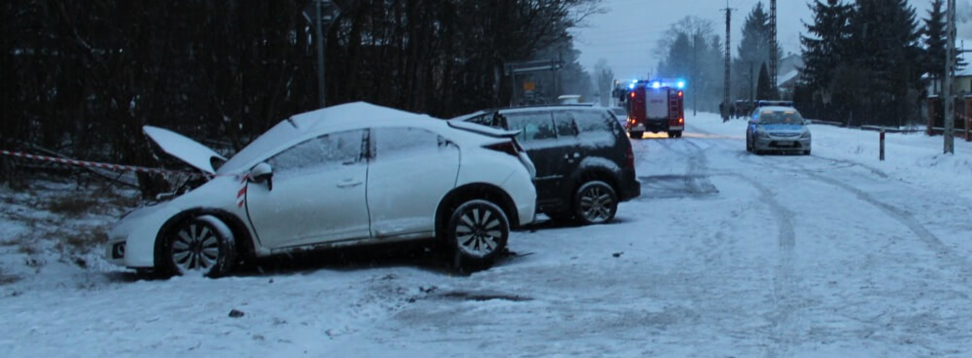 POLICJANCI APELUJĄ – JEST ŚLISKO, KIEROWCO BĄDŹ OSTROŻNY I ROZWAŻNY!