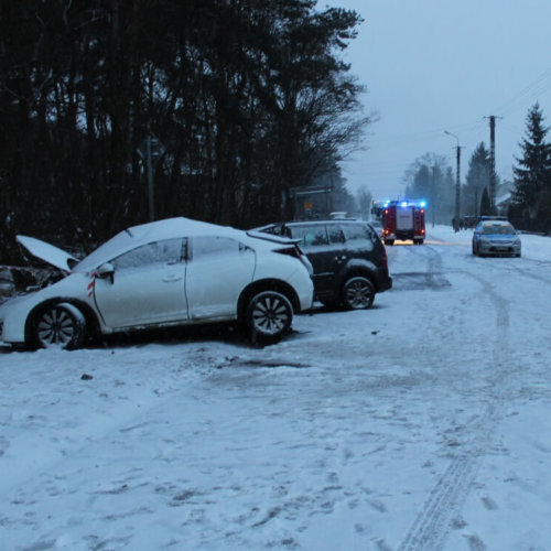 POLICJANCI APELUJĄ – JEST ŚLISKO, KIEROWCO BĄDŹ OSTROŻNY I ROZWAŻNY!