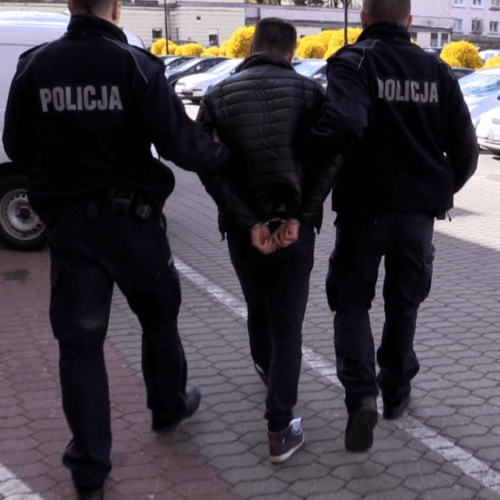 POLICJANCI ODZYSKALI LEXUSA I ZATRZYMALI DWIE OSOBY