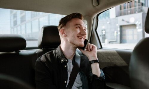 Jak rozpocząć pracę w taxi w Warszawie? Kompletny poradnik dla początkujących kierowców