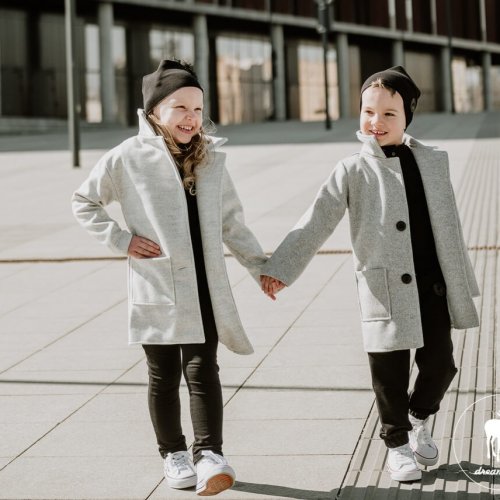 Moda dziecięca na zimne dni: Trendy w bluzach, kurtkach i płaszczykach