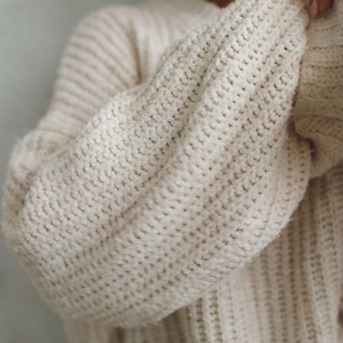 Jak stylizować sweter damski? Niezawodne tipy modowe